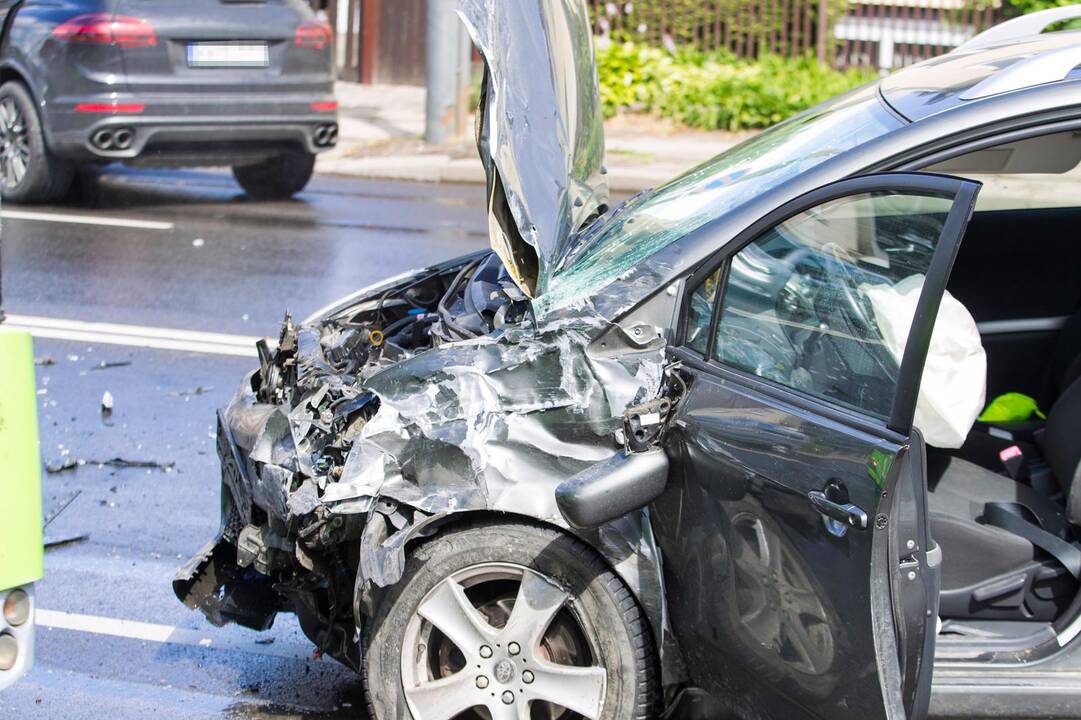 Masinė automobilių ir troleibuso avarija Kaune