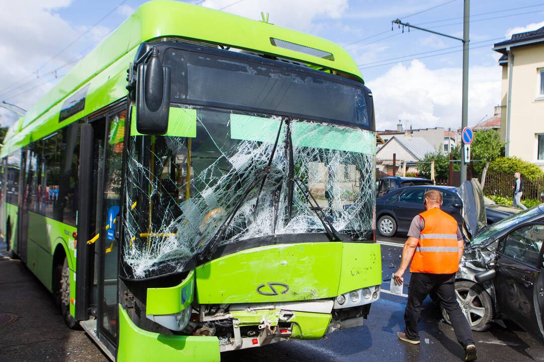 Masinė automobilių ir troleibuso avarija Kaune