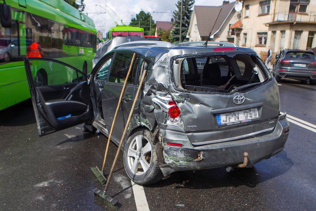Masinė automobilių ir troleibuso avarija Kaune