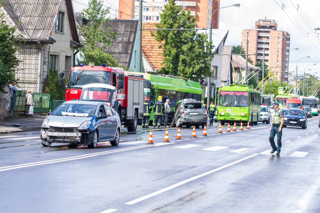 Masinė automobilių ir troleibuso avarija Kaune