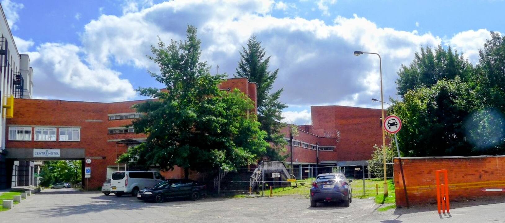 Pokyčiai: istoriniu vadinamas ąžuolas ir jo aplinka atsidūrė statybų aikštelės teritorijoje.