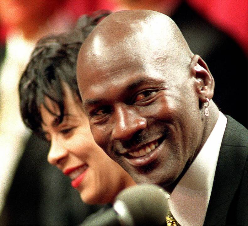 1993 metais Michael Jordan (Maiklas Džordanas) pasitraukė iš profesionaliojo krepšinio teigdamas, jog daugiau nebeturi ko įrodinėti; 1995 m. kovo mėnesį jis sugrįžo.