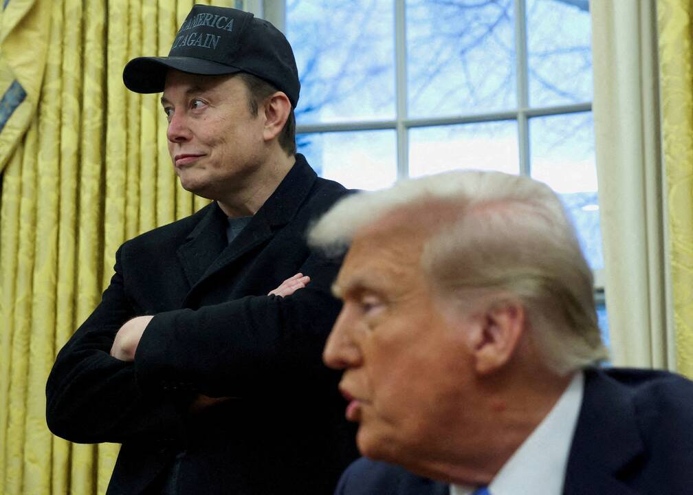 Trumpas pagrasino Muskui