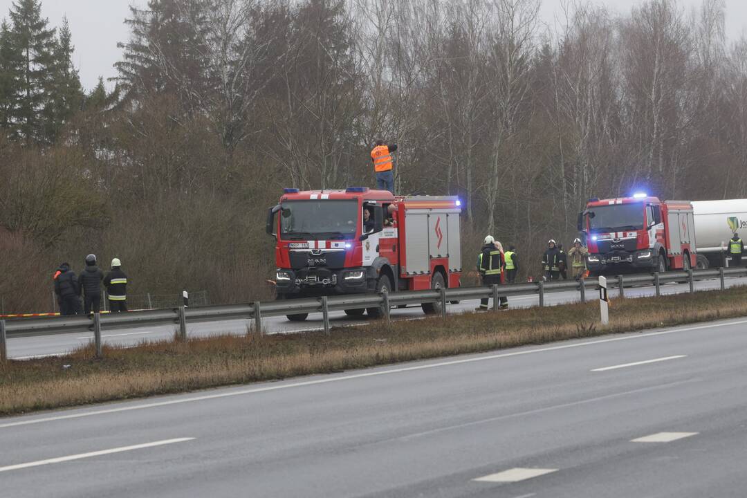 Ties Sitkūnais dujas vežęs vilkikas rėžėsi į kelininkų brigadą 