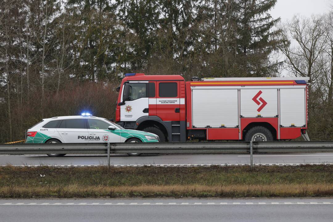 Ties Sitkūnais dujas vežęs vilkikas rėžėsi į kelininkų brigadą 