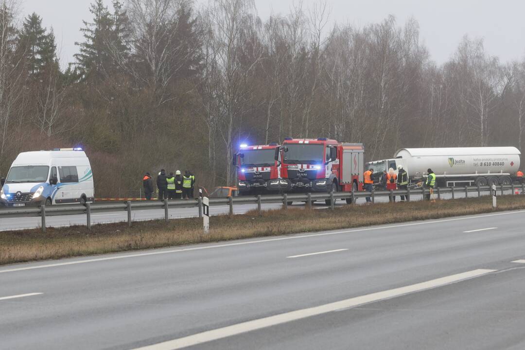 Ties Sitkūnais dujas vežęs vilkikas rėžėsi į kelininkų brigadą 