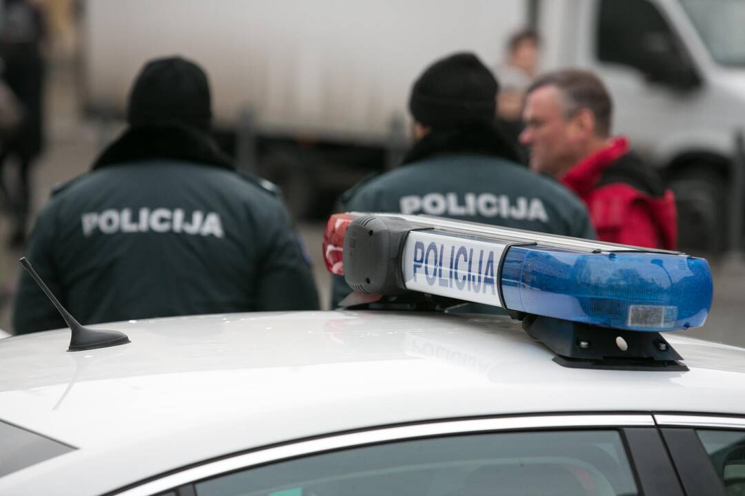 Girtas globos namų auklėtinis policininkui sužalojo pirštą