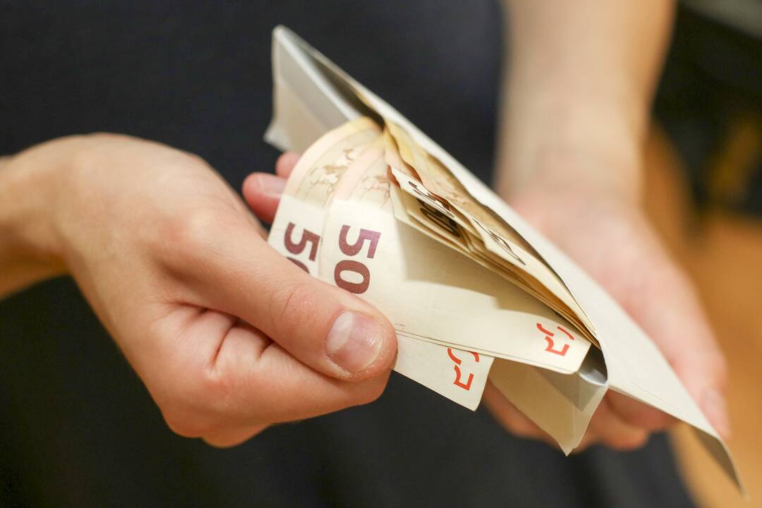 Tyrimas: kas trečias darbuotojas nesitiki, kad kitąmet alga kils