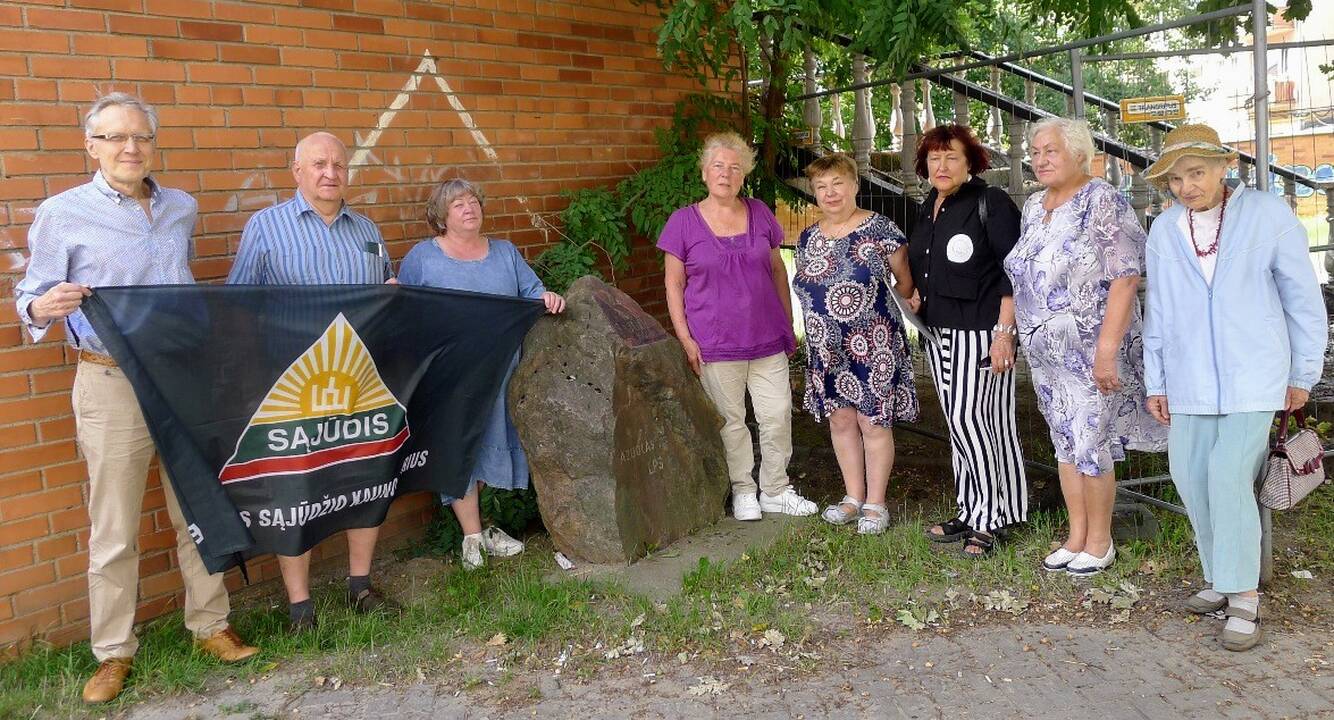Pokyčiai: istoriniu vadinamas ąžuolas ir jo aplinka atsidūrė statybų aikštelės teritorijoje.