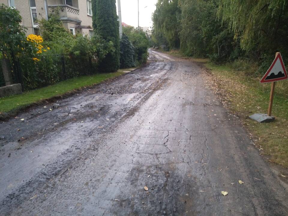 Skundas: vietos gyventojai nurodė, kad kelininkai nesutvritino gatvės pagrindų ir vietomis tiesiog užpylė derva.
