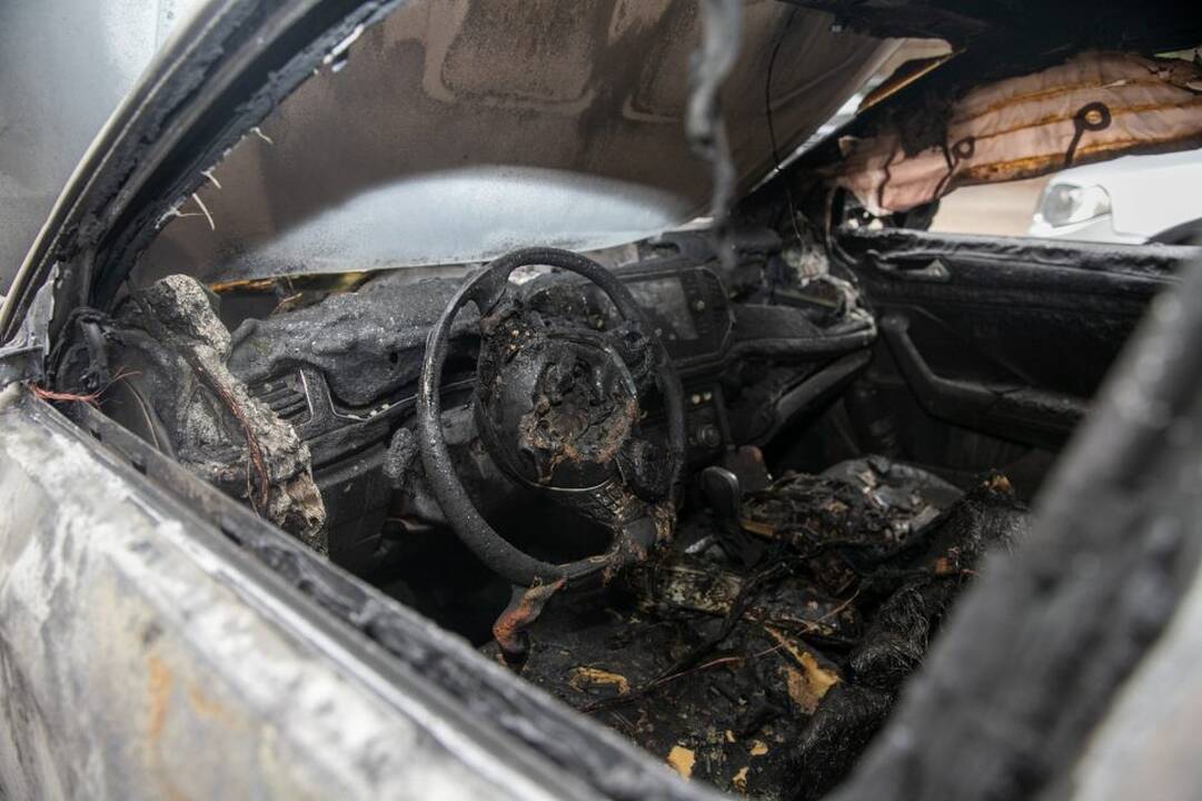 Vidurnaktį Kaune pleškėjo automobilis, įtariamas padegimas