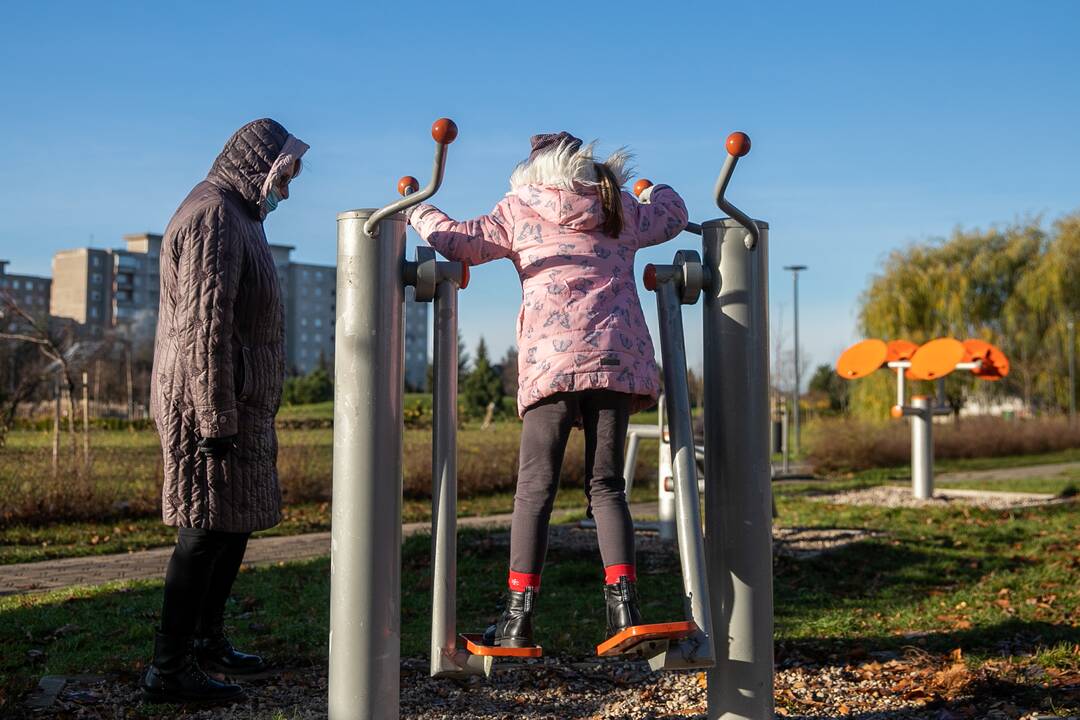 Sportuojantys žmonės Kauno parkuose