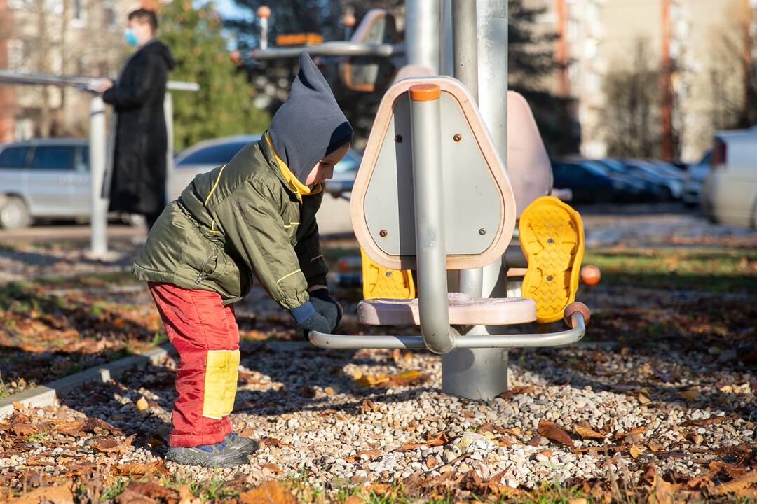 Sportuojantys žmonės Kauno parkuose