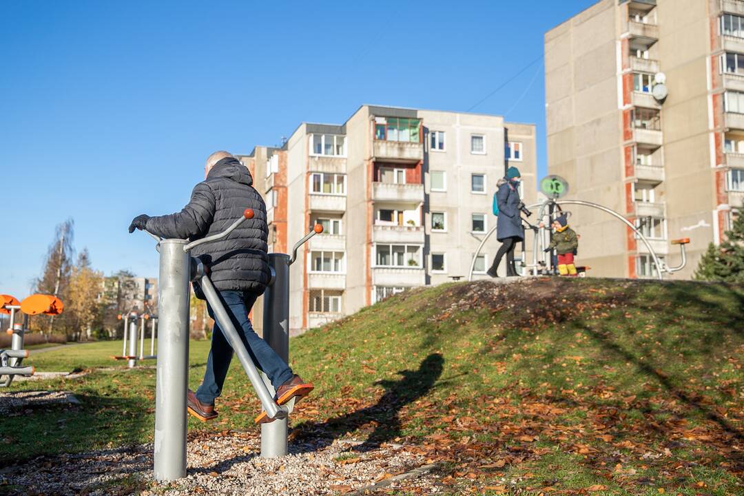 Sportuojantys žmonės Kauno parkuose