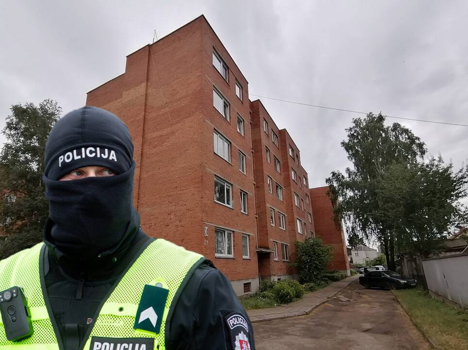 Į karo lauku tapusį Vilijampolės daugiabutį vėl lėkė tarnybos: šturmavo pagarsėjusį butą