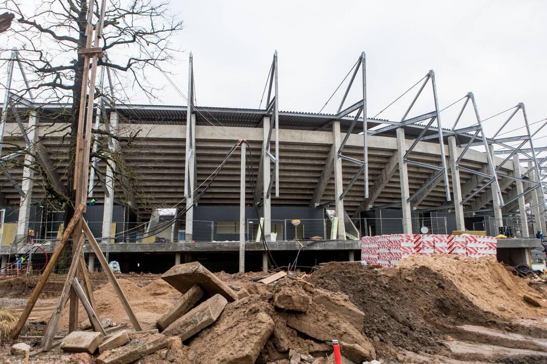 Darbai: Dariaus ir Girėno stadiono tribūnose jau montuojamos kėdės.