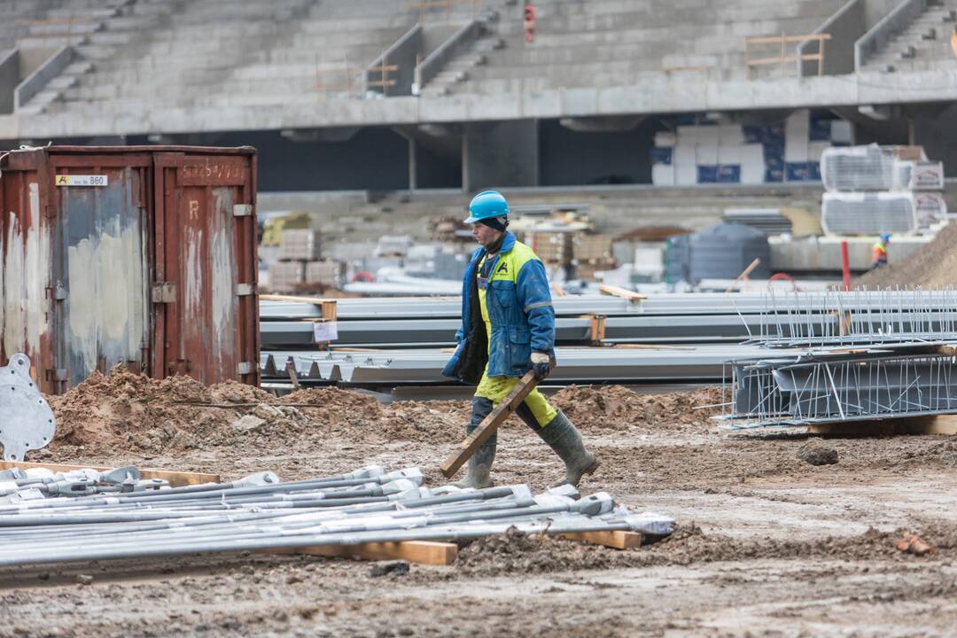 Darbai: Dariaus ir Girėno stadiono tribūnose jau montuojamos kėdės.