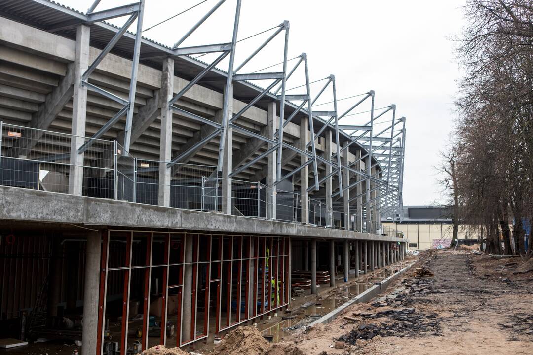 Darbai: Dariaus ir Girėno stadiono tribūnose jau montuojamos kėdės.