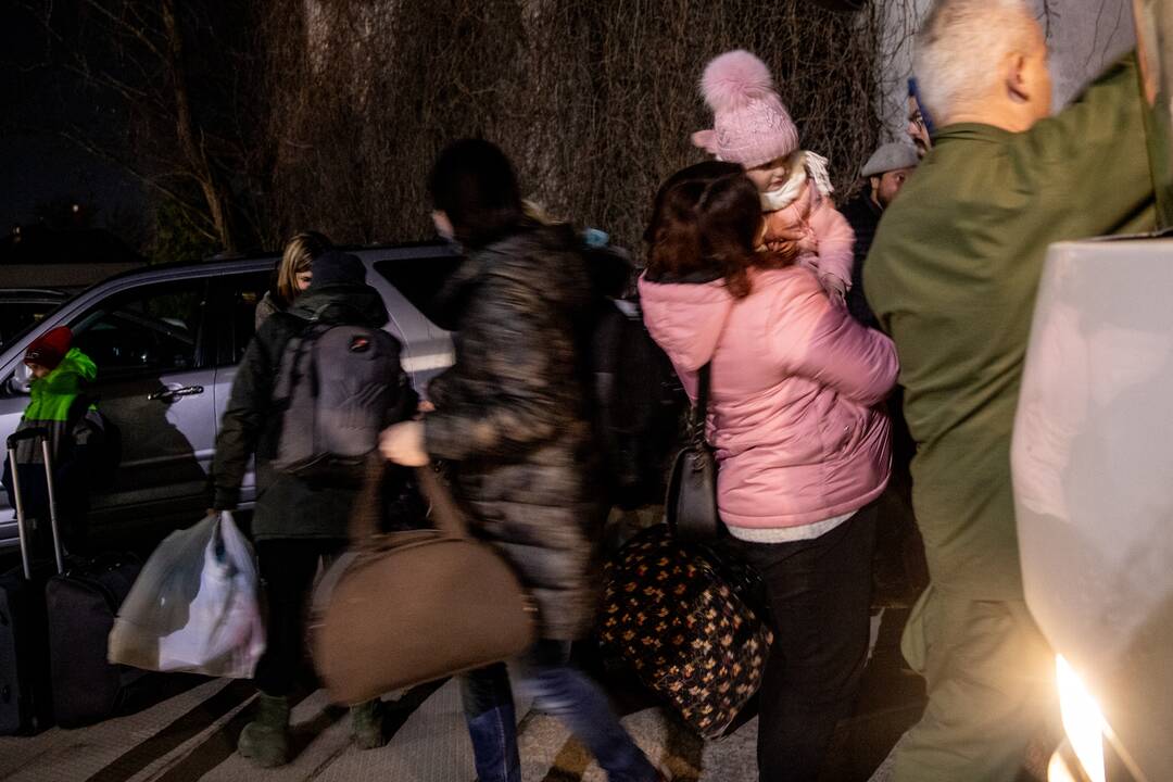 Laukiami: tarp praėjusį trečiadienį atvykusiųjų – daugiausia mamos ir vaikai.