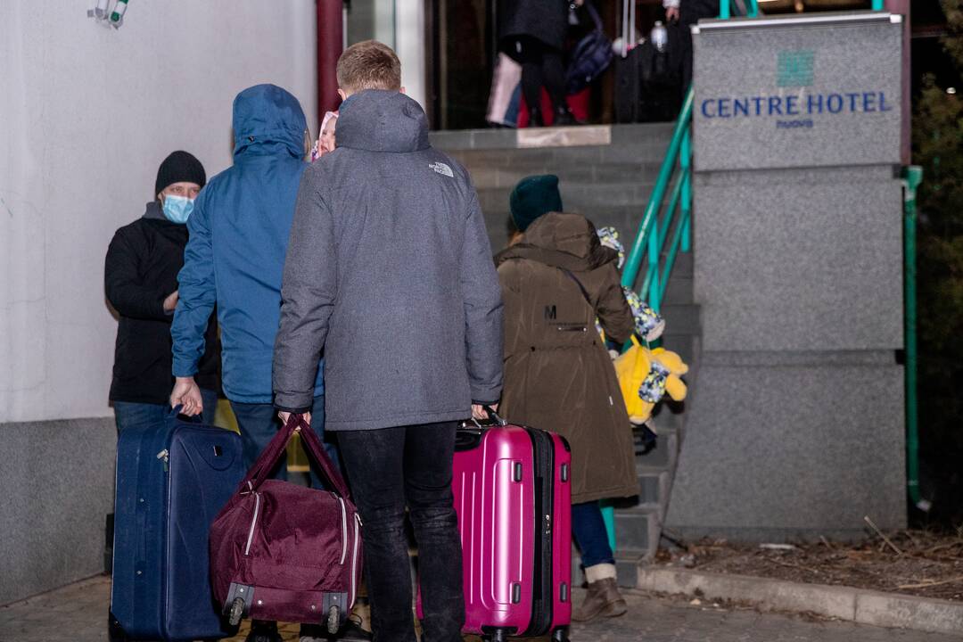 Laukiami: tarp praėjusį trečiadienį atvykusiųjų – daugiausia mamos ir vaikai.