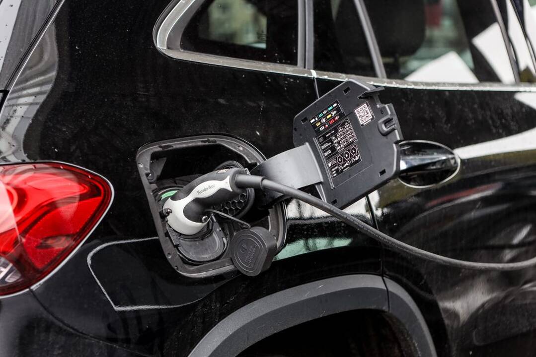 Keliais besinaudojantys vairuotojai susiskaldė: elektromobilis kaip šventa karvė