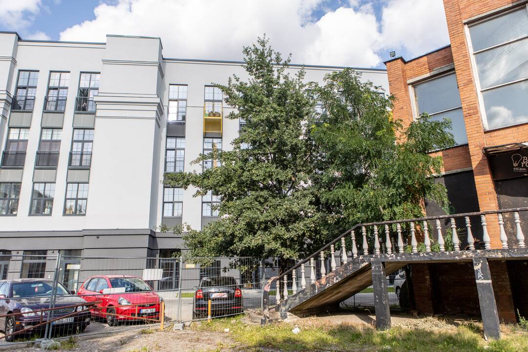 Pokyčiai: istoriniu vadinamas ąžuolas ir jo aplinka atsidūrė statybų aikštelės teritorijoje.