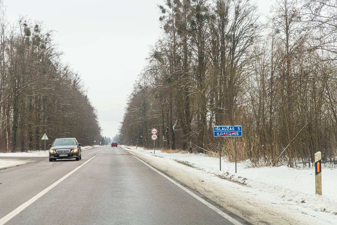 Pavojinga: dviejų eismo juostų kelyje dažnai įvyksta avarijų, tad būtina jį platinti iki keturių eismo juostų.