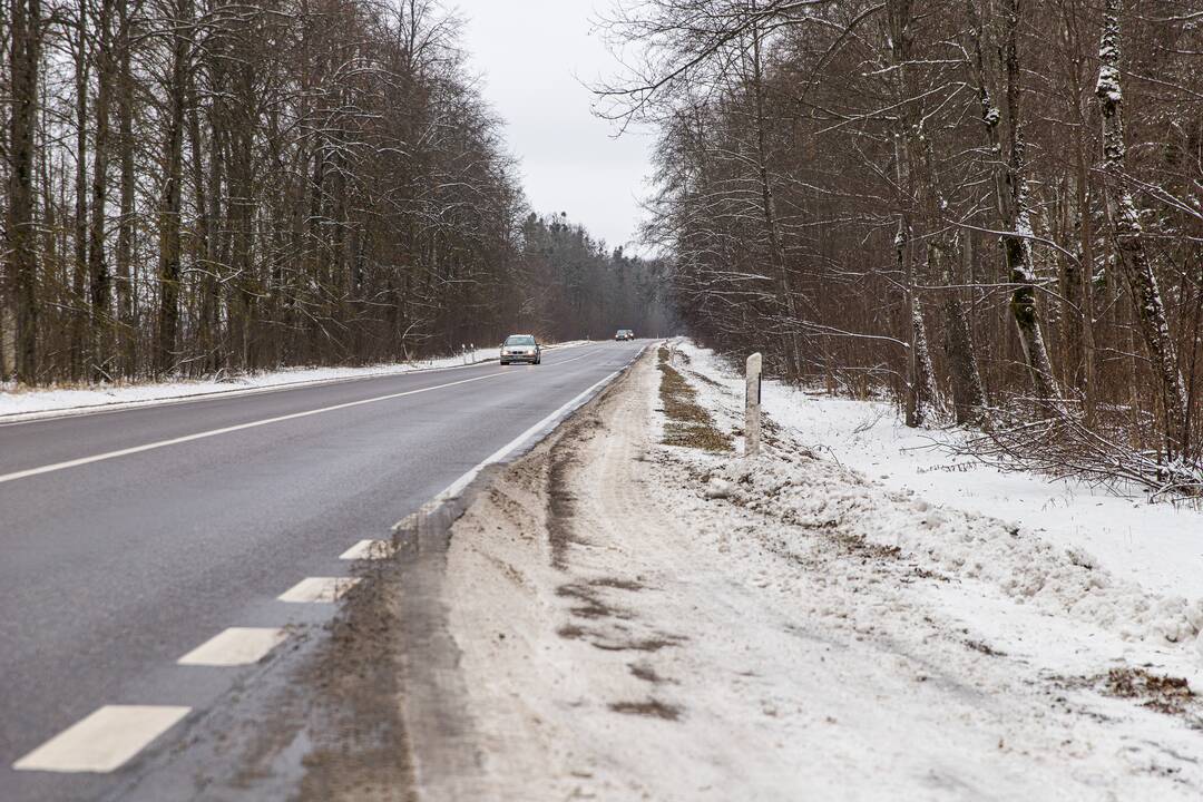 Pavojinga: dviejų eismo juostų kelyje dažnai įvyksta avarijų, tad būtina jį platinti iki keturių eismo juostų.