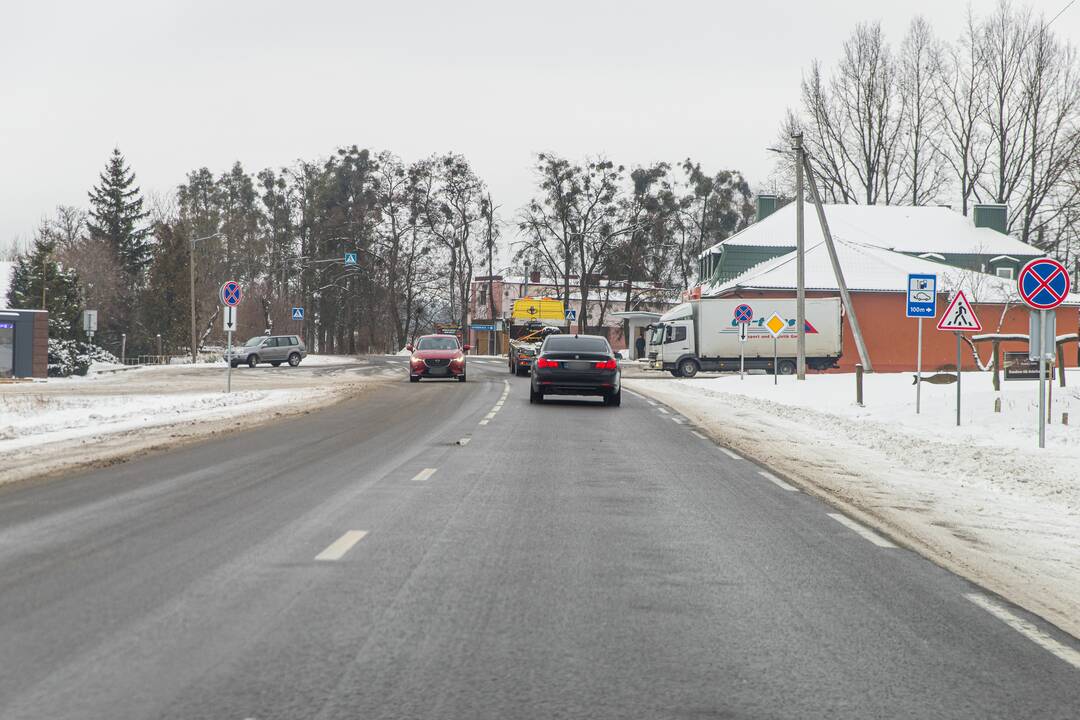 Pavojinga: dviejų eismo juostų kelyje dažnai įvyksta avarijų, tad būtina jį platinti iki keturių eismo juostų.
