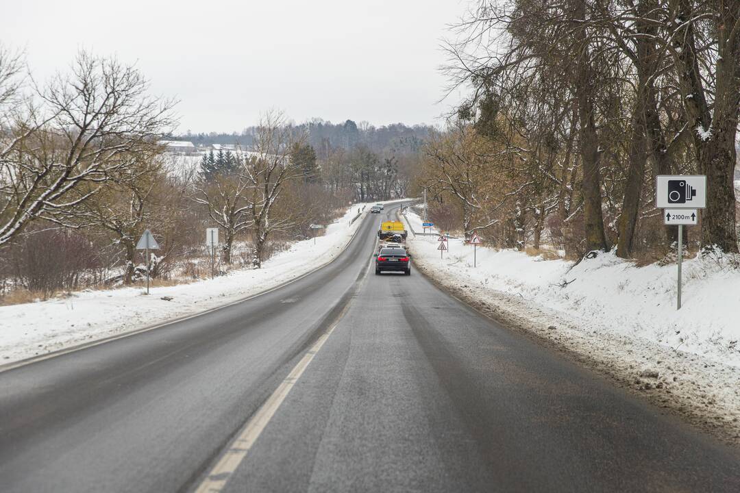 Pavojinga: dviejų eismo juostų kelyje dažnai įvyksta avarijų, tad būtina jį platinti iki keturių eismo juostų.