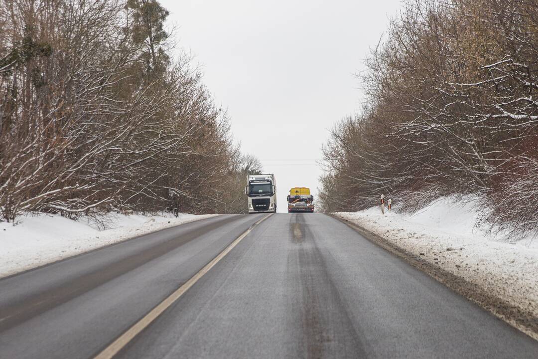 Pavojinga: dviejų eismo juostų kelyje dažnai įvyksta avarijų, tad būtina jį platinti iki keturių eismo juostų.