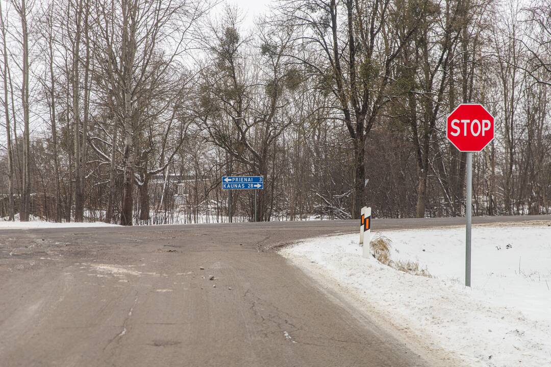 Pavojinga: dviejų eismo juostų kelyje dažnai įvyksta avarijų, tad būtina jį platinti iki keturių eismo juostų.
