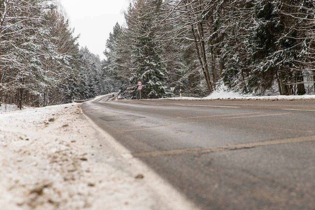 Pavojinga: dviejų eismo juostų kelyje dažnai įvyksta avarijų, tad būtina jį platinti iki keturių eismo juostų.