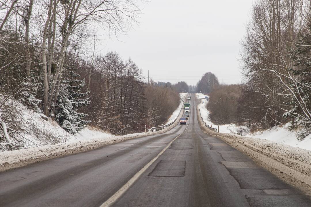 Pavojinga: dviejų eismo juostų kelyje dažnai įvyksta avarijų, tad būtina jį platinti iki keturių eismo juostų.