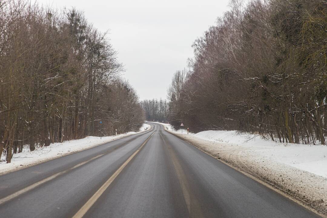 Pavojinga: dviejų eismo juostų kelyje dažnai įvyksta avarijų, tad būtina jį platinti iki keturių eismo juostų.