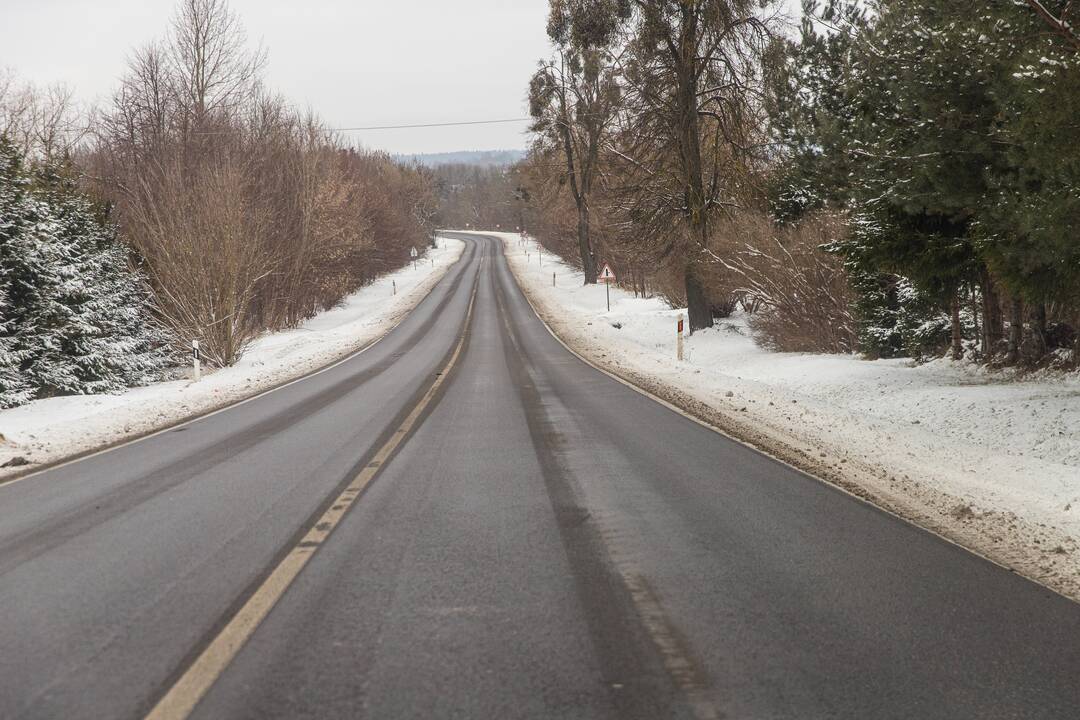 Pavojinga: dviejų eismo juostų kelyje dažnai įvyksta avarijų, tad būtina jį platinti iki keturių eismo juostų.
