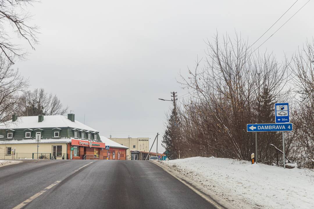 Pavojinga: dviejų eismo juostų kelyje dažnai įvyksta avarijų, tad būtina jį platinti iki keturių eismo juostų.
