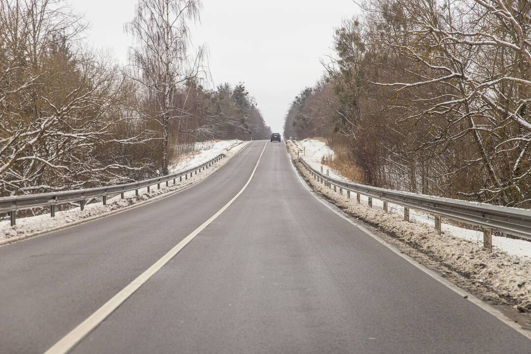 Pavojinga: dviejų eismo juostų kelyje dažnai įvyksta avarijų, tad būtina jį platinti iki keturių eismo juostų.