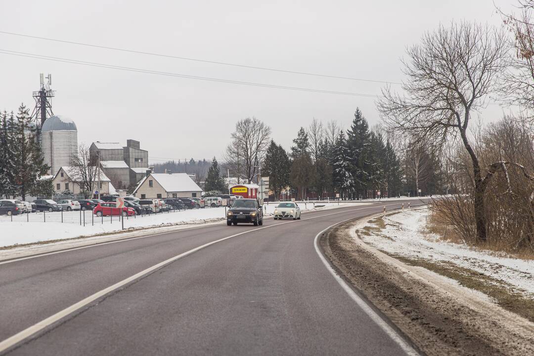 Pavojinga: dviejų eismo juostų kelyje dažnai įvyksta avarijų, tad būtina jį platinti iki keturių eismo juostų.