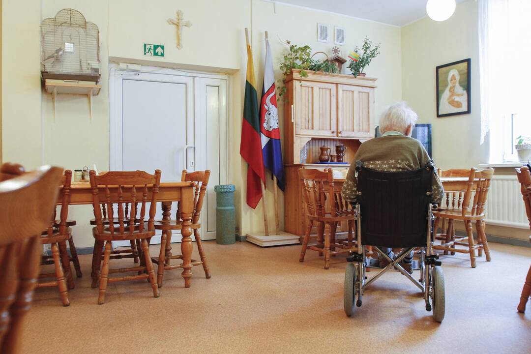 Kambario draugės: "Priežiūra čia puiki – bijome ir į tingines pavirsti, nes daug ką už mus padaro darbuotojai", – pasakojo Ežerėlio slaugos namų gyventojos I.Korsakienė (kairėje) ir S.Siderskienė.