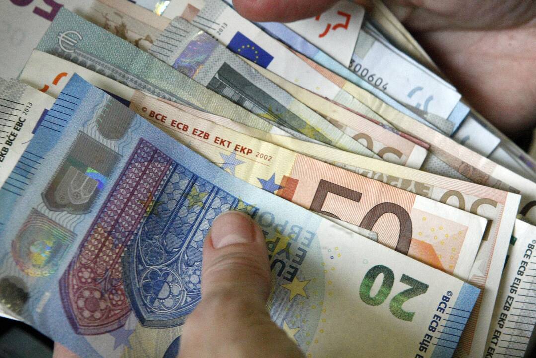 Jei numiršta darbdavys: spręs, ar be darbo likusiems darbuotojams skirti išmokas