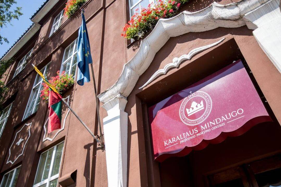 Po machinacijų Karaliaus Mindaugo mokymo centre – sujudimas ministerijoje