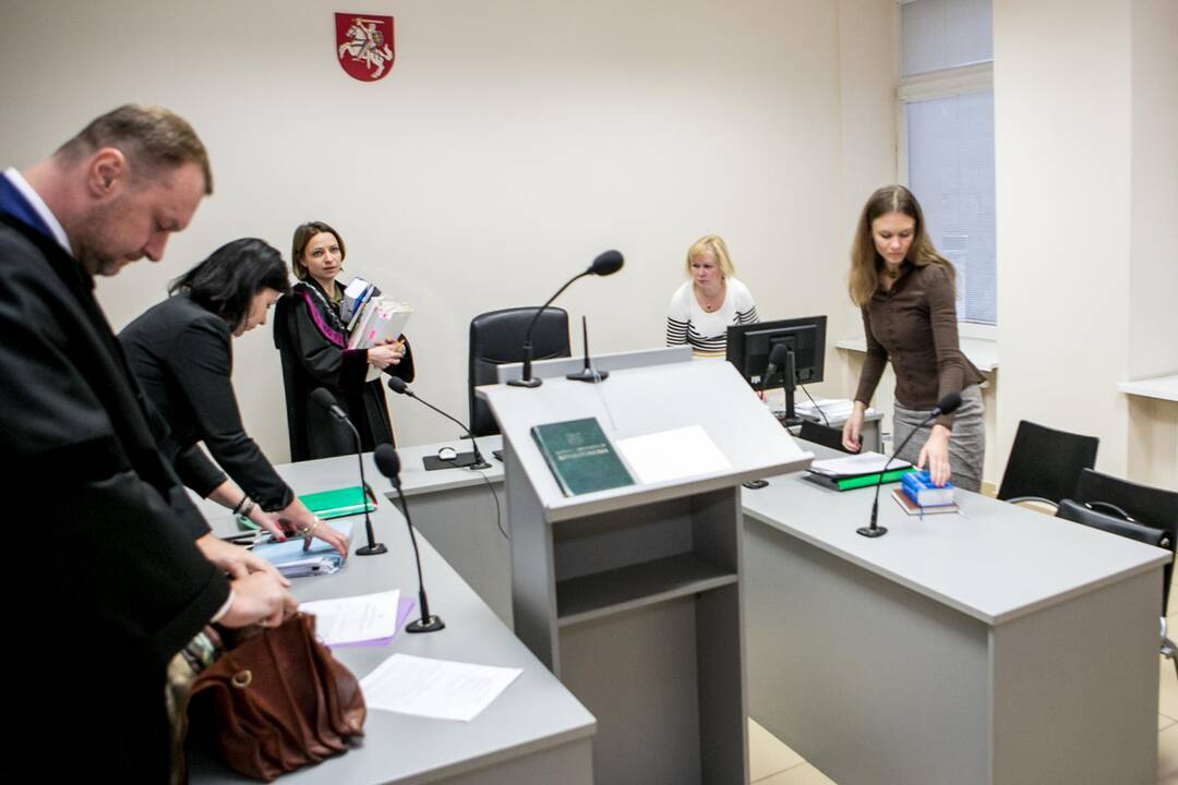 Maskuotė: į S.M., kuris žuvo jų sulaikymo metu, artimųjų ieškinio Lietuvos valstybei nagrinėjimą Jonavos rajono policininkai atvyko be uniformų.
