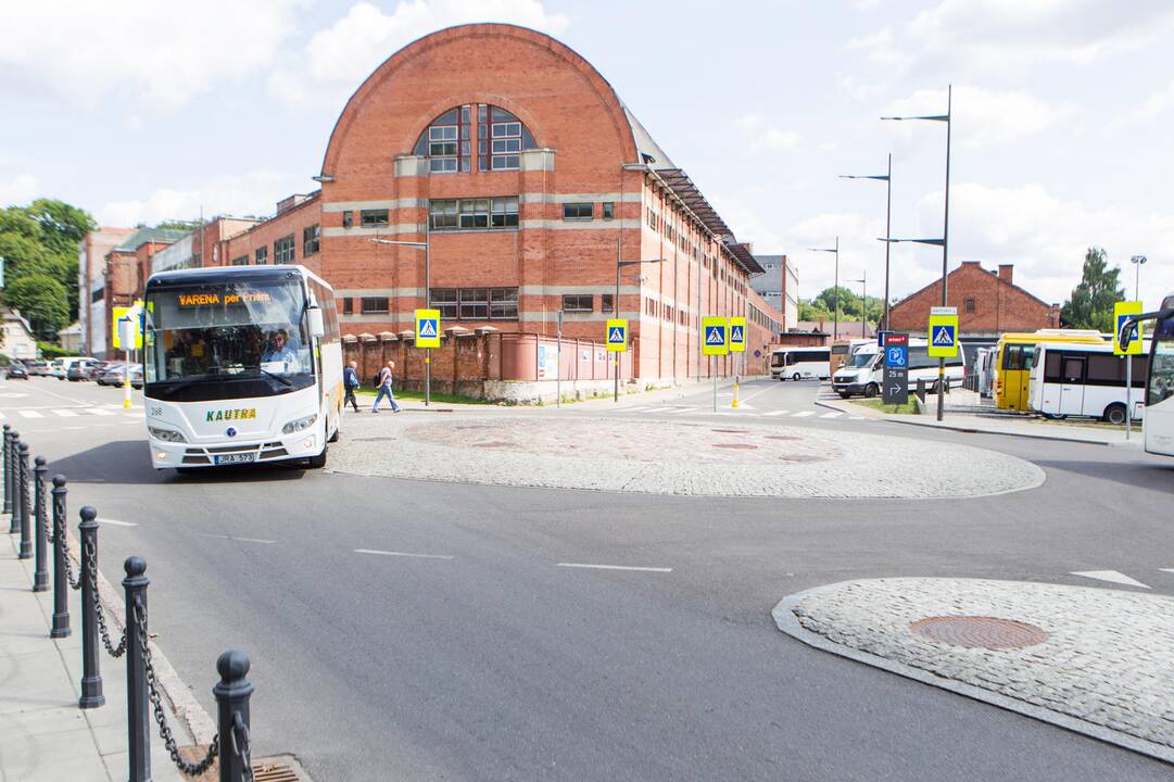 Nepaiso: dalis autobusų vairuotojų nesivargina važiuoti pagal žiedinės sankryžos taisykles ir kerta tiesiai per salelę.