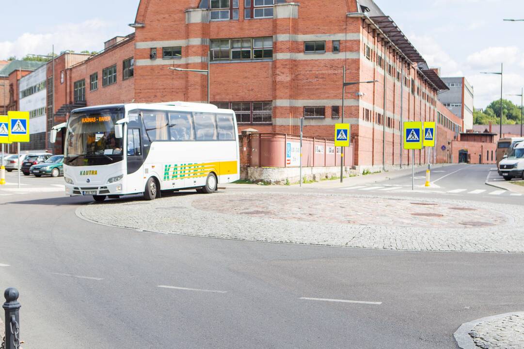 Nepaiso: dalis autobusų vairuotojų nesivargina važiuoti pagal žiedinės sankryžos taisykles ir kerta tiesiai per salelę.
