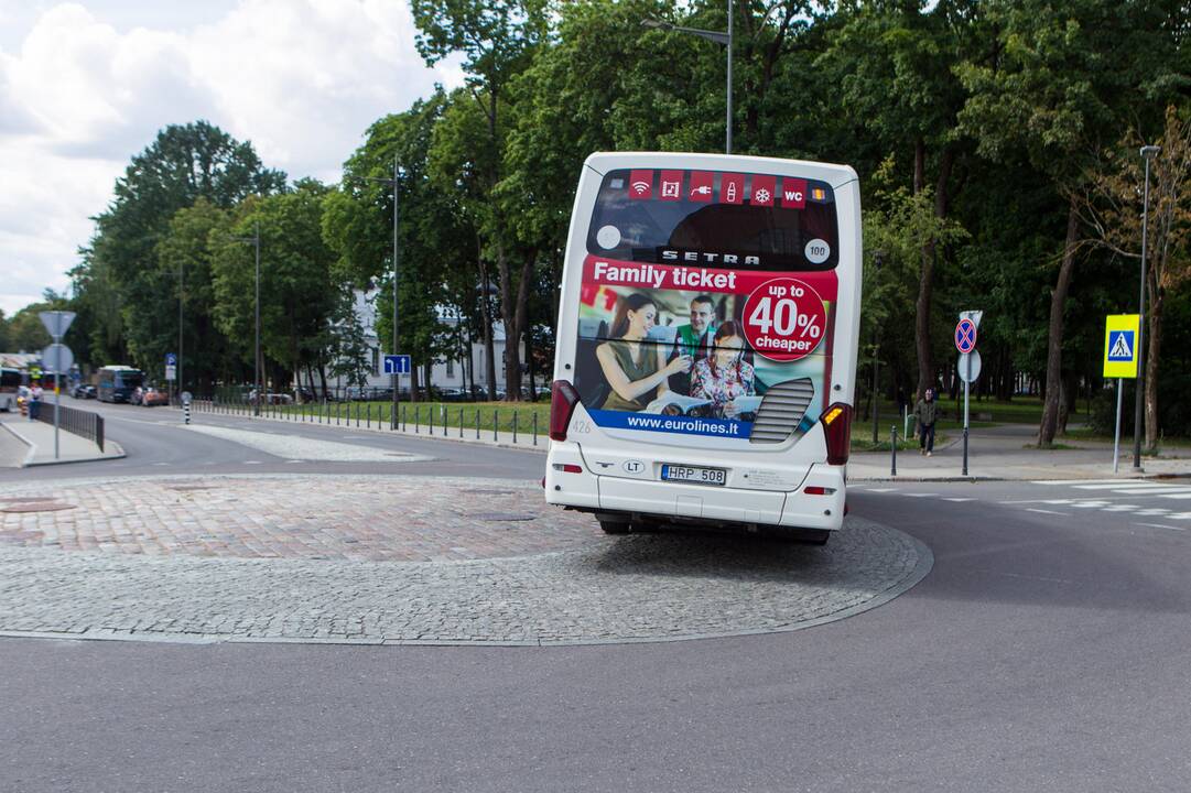 Nepaiso: dalis autobusų vairuotojų nesivargina važiuoti pagal žiedinės sankryžos taisykles ir kerta tiesiai per salelę.