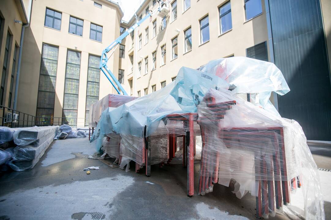 Pavargęs: apšiuręs išorinis Kauno kultūros centro fasadas jau turėjo būti sutvarkytas, tačiau darbai sustojo.