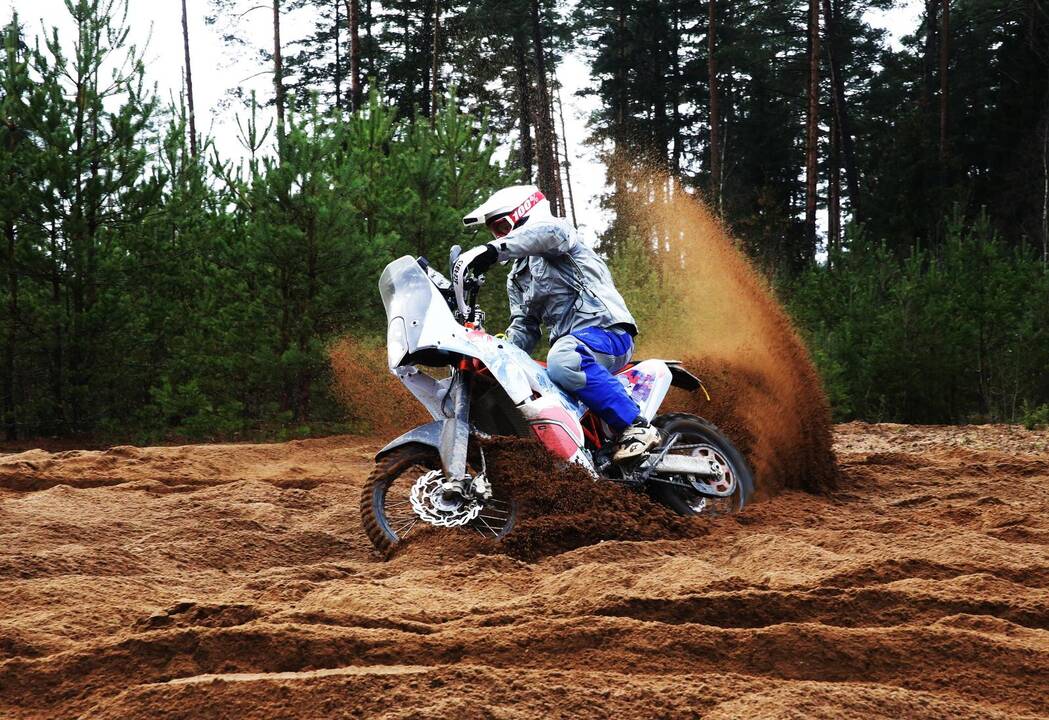 Dedikacija: B.Bardausko motociklas papuoštas dedikacijomis sūnui Perkūnui ir Lietuvai.