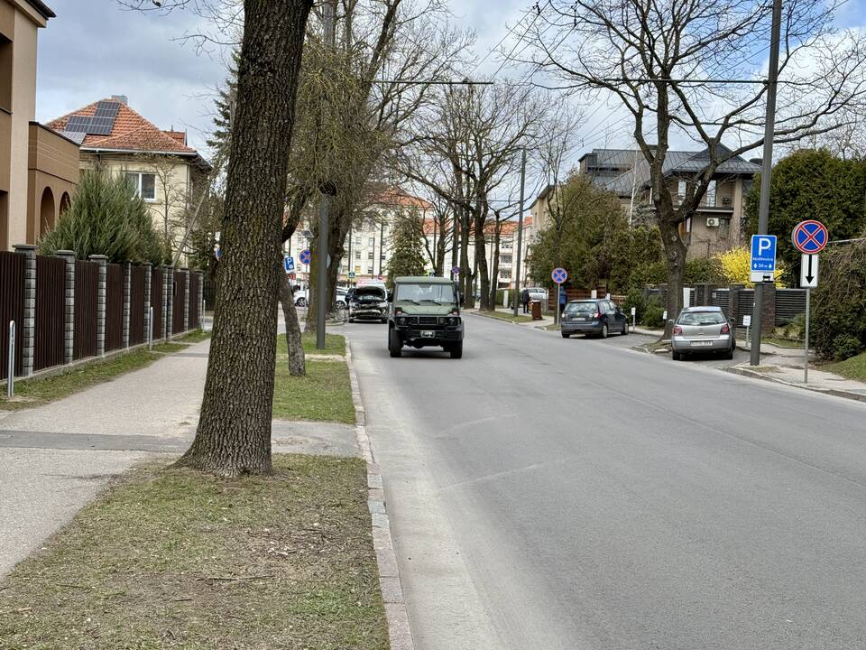 Klinikų prieigose mama, vežusi mažylį, susidūrė su kariškių transportu