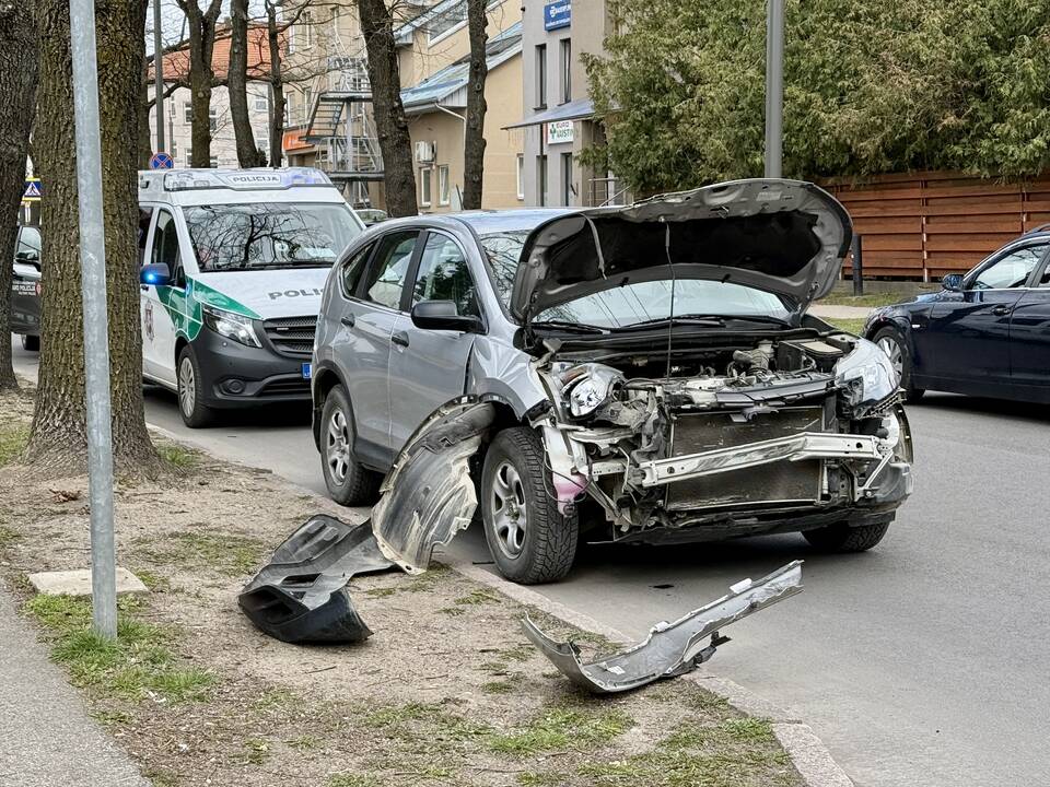 Klinikų prieigose mama, vežusi mažylį, susidūrė su kariškių transportu